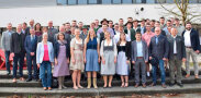 Gruppenbild der Personen auf einer Treppe