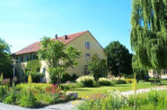 Die Fachschule für Agrarwirtschaft in Landshut-Schönbrunn ist von Pflanzen und Grünflächen umgeben.
